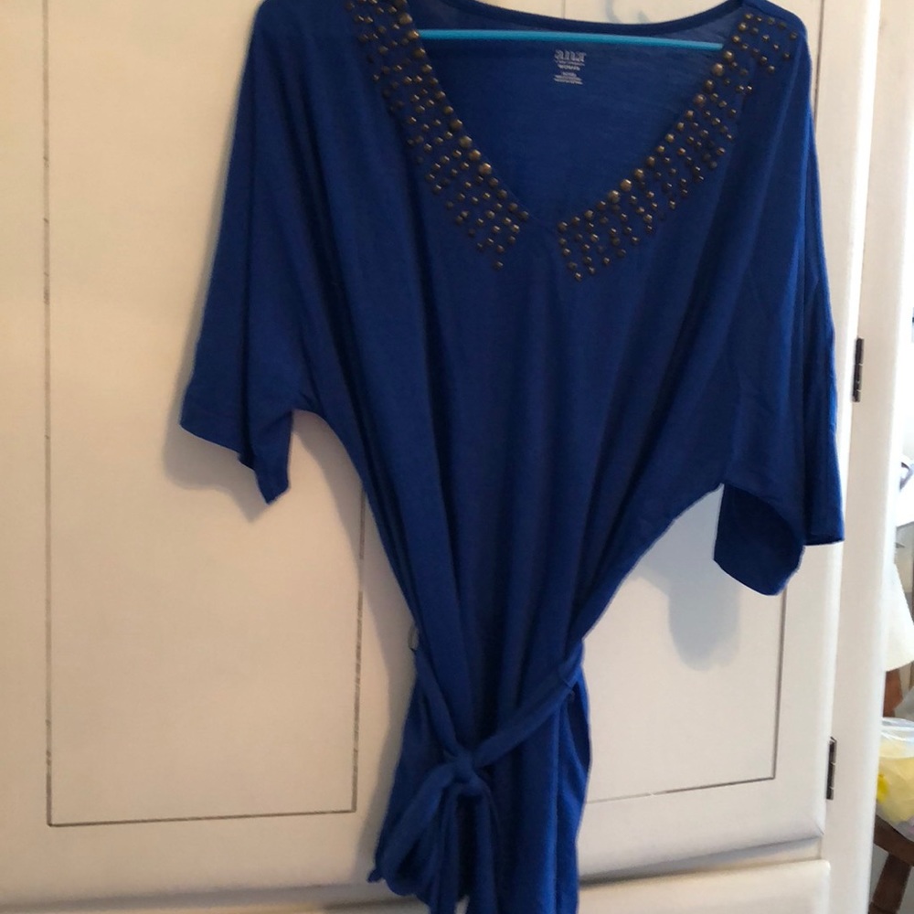 Top with brass beads around collar